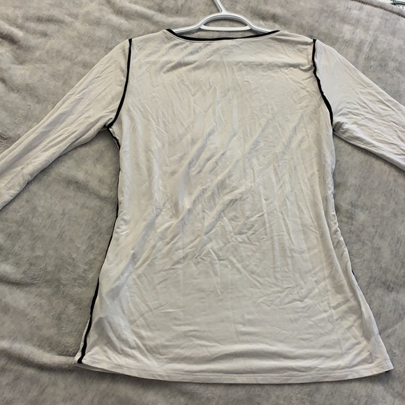 White top with black lining - Picture 3 of 3